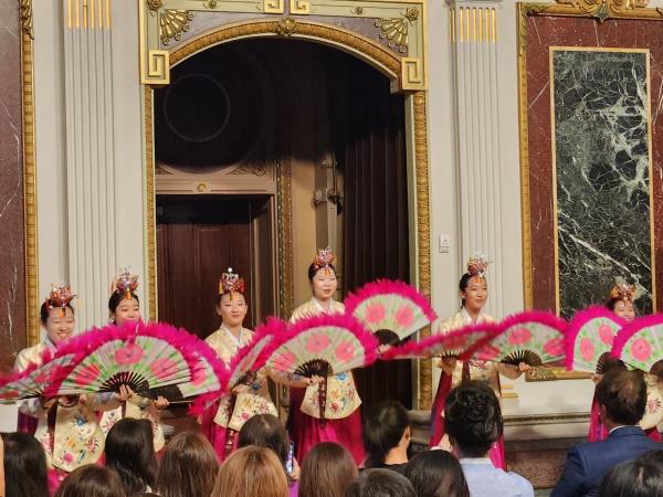 Korean Americans hold a Korean traditio<em></em>nal performance during the first-ever White House reception celebrating Chuseok, the Korean autumn harvest celebration, in Washington on Sept. 17, 2024. (Yonhap)